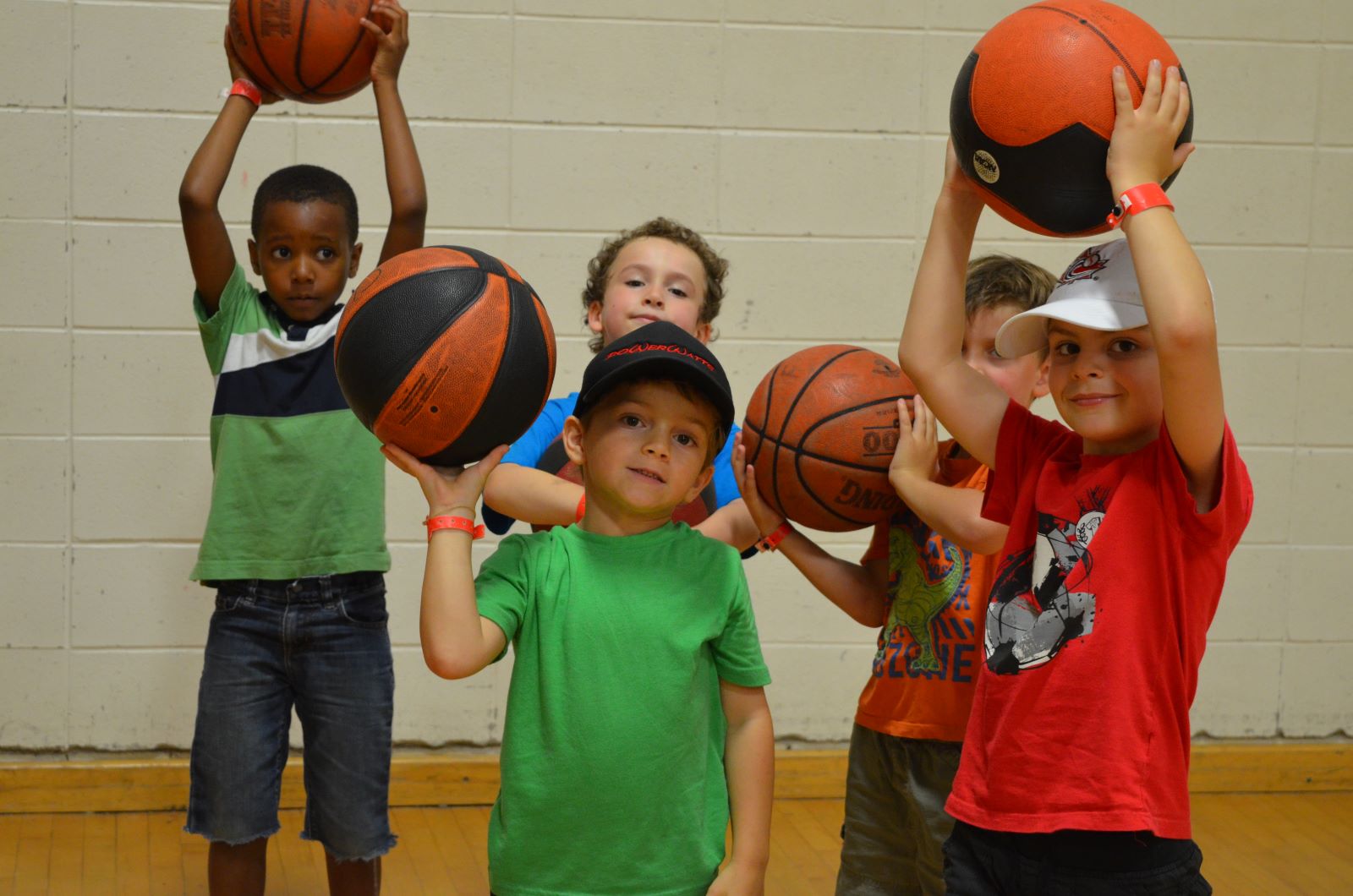 Enfants qui jouent au basketball au camp Multisports