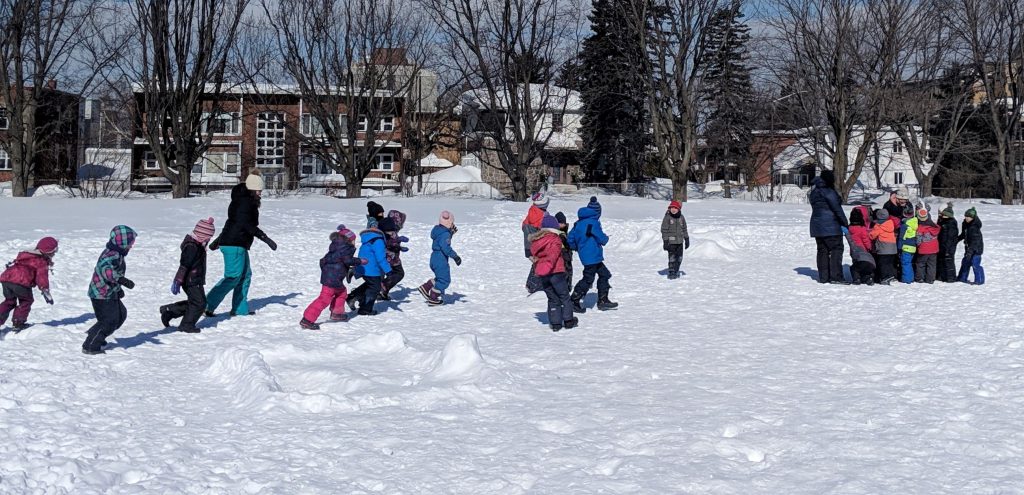 Enfants qui jouent dans la neige