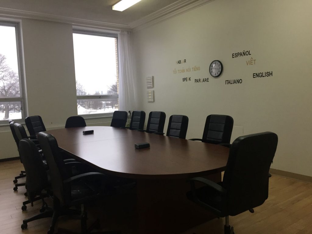 Salle 6 avec bureau et chaises